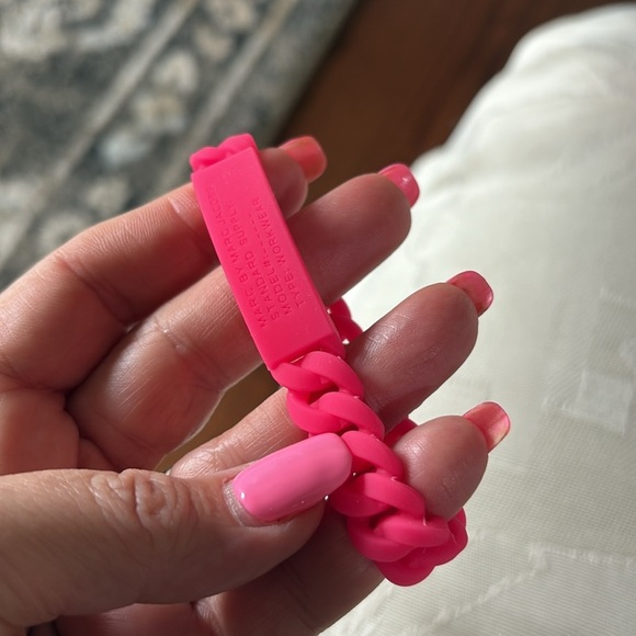 Marc Jacob’s Vibrant Pink Silicone Bracelet chain look , ID plaque logo - Picture 5 of 5